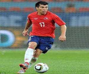 Inter đạt thỏa thuận chiêu mộ Gary Medel