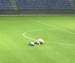 Cặp tình nhân Đan Mạch chiến đấu ngay giữa sân bóng