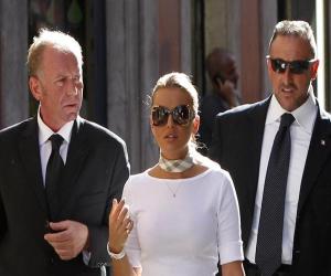 Tình trẻ của Chủ tịch Milan thời trang xuống phố