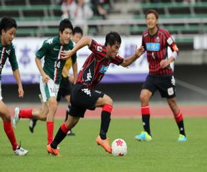 Công Vinh lần đầu đá chính tại Nhật Bản, ghi bàn và .... nhận thẻ đỏ