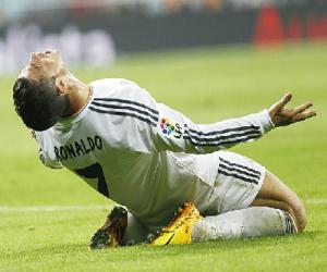 Ronaldo xô đổ thành tích của huyền thoại Hugo Sanchez