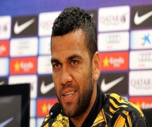 Barcelona sẽ bán Alves trong mùa hè tới