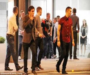 Lập siêu phẩm, Rooney đi bay đêm