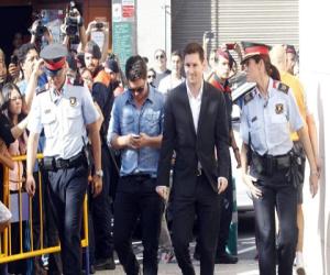 Lionel Messi rời tòa với nụ cười