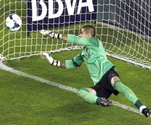 Vụ Victor Valdes tiếp tục phức tạp: Monaco nhảy vào ăn tranh của Chelsea