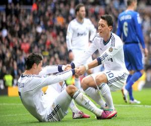 Mesut Oezil: Chớ thấy Vua giản dị mà coi thường!