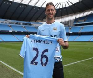 Vừa tuyển quân, Man City đã gặp hạn