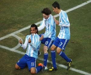 Vì Messi, Carlos Tevez sẽ trở thành vật tế thần của Argentina?