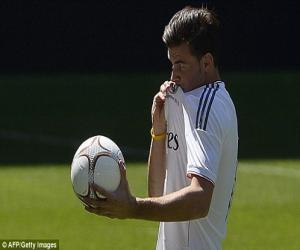 Chùm ảnh: Gareth Bale gây bão trên các khán đài Bernabeu trong ngày ra mắt