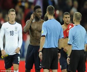 Welbeck bị treo giò, Hodgson lo sốt vó