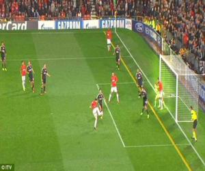 Bàn mở tỷ số của Rooney không hơp lệ