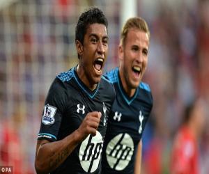 Cú đánh gót siêu dị của Paulinho giúp Tottenham thoát chết