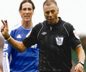 Cựu trọng tài Mark Halsey ra tự truyện: Mượn Sir Alex làm vũ khí