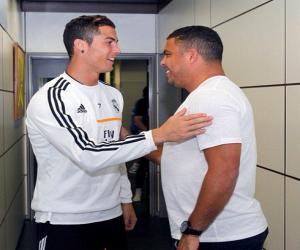 Hai Ronaldo tay bắt mặt mừng