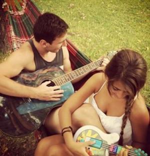 Chào 2014, Messi cùng bồ ngồi võng chơi đàn!