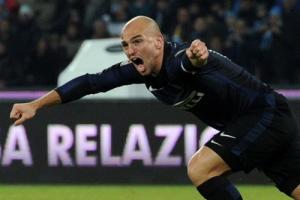 Cambiasso thôi miên cả M.U lẫn Chelsea