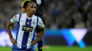 Man City đạt được thỏa thuận mua Fernando