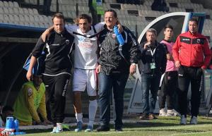 CĐV dọa giết, cầu thủ giả chấn thương, đội bóng bị đuổi khỏi giải