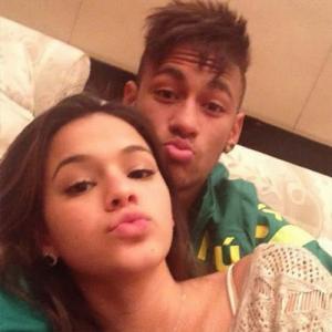 Quen thói trăng hoa, Neymar bị bồ đá đau