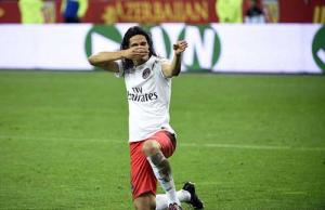 Tấm thẻ đỏ lãng nhách của sát thủ Edinson Cavani