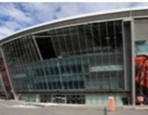 Nữ CĐV may mắn thoát chết trong gang tấc