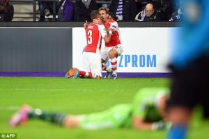 Anderlecht 1-2 Arsenal: Món quà sinh nhật... điên rồ cho Wenger