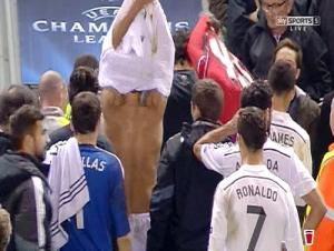 Cáu tiết vì thất bại, HLV Rodgers chỉ trích Balotelli vì trò lố ... đổi áo giữa trận