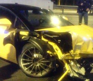 Gặp nạn với siêu xe, sao bóng đá thoát chết trong gang tấc