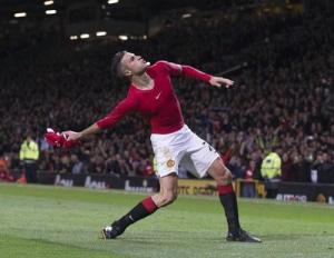“Người hùng” Van Persie bị HLV Van Gaal mắng té tát vì màn ăn mừng “lố bịch”