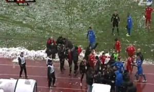 CĐV hạ gục HLV đối phương bằng ... bóng tuyết