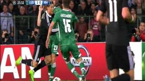 Đại siêu sao Cristiano Ronaldo lại giở thói ăn vạ để cứu rỗi Real Madrid