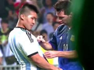 Những hình ảnh đẹp và đầy nhân văn của bóng đá