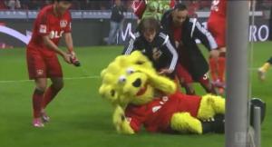 Cầu thủ Leverkusen đè ngửa .... linh vật ra ăn mừng