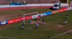 Sút ra ngoài từ khoảng cách ... 2m