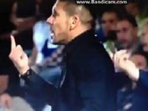 Hành động trùng hợp bất ngờ của Simeone và trợ lý