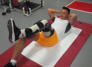 Ozil nỗ lực “luyện công” chờ ngày tái xuất