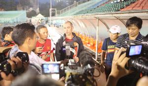 HLV Graechen: Xin hãy yêu quý U19 Việt Nam một cách lý trí