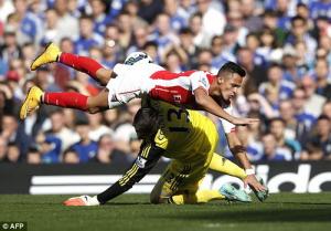 Cận cảnh pha va chạm khiến Courtois phải nhập viện