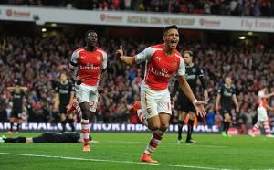 Walcott cảnh báo đồng đội Sanchez: Sáng quá, coi chừng tắt sớm