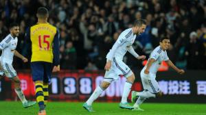 Swansea 2-1 Arsenal: Trượt ngã trong cơn mưa