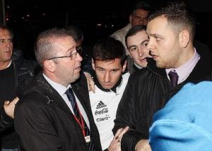 Messi lờ đờ có mặt ở Manchester để so tài với Ronaldo