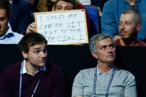 Fan cuồng bán xe hơi để được .... ngồi bên cạnh Jose Mourinho