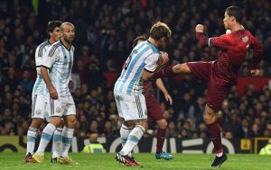 Suýt ...phá hỏng đời trai của địch thủ, Ronaldo vẫn may mắn thoát án phạt