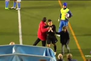 Thủ môn khóc nức nở vì bị đánh bại bởi đối thủ