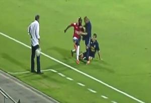 Quá đen cho HLV bị học trò sút gãy tay