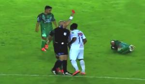 Bị nhận thẻ đỏ quay ra choảng luôn đối phương