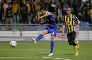 Cú sút theo kiểu Beckham suýt thành bàn tại AFF Cup 2014