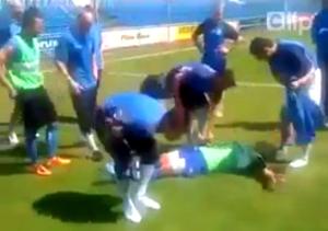 Trò đùa cực bựa của các cầu thủ trên sân tập