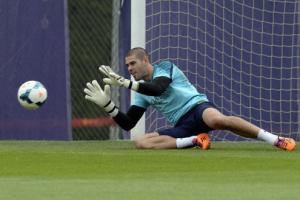 Chán Valdes, M.U bất ngờ nhắm Handanovic