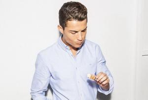 Ronaldo ăn ngon lành bánh ga-to hình… đồ lót